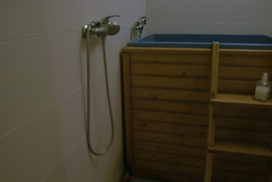 prostor pro ochlazení po sauně, ochlazovací nádrž, sprchy a vědro na pilití